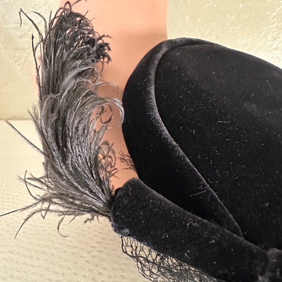 BEAUTIFUL 1950s\' BLACK VELVET JULIET CAP WITH VEIL AND OSTRICH FEATHER